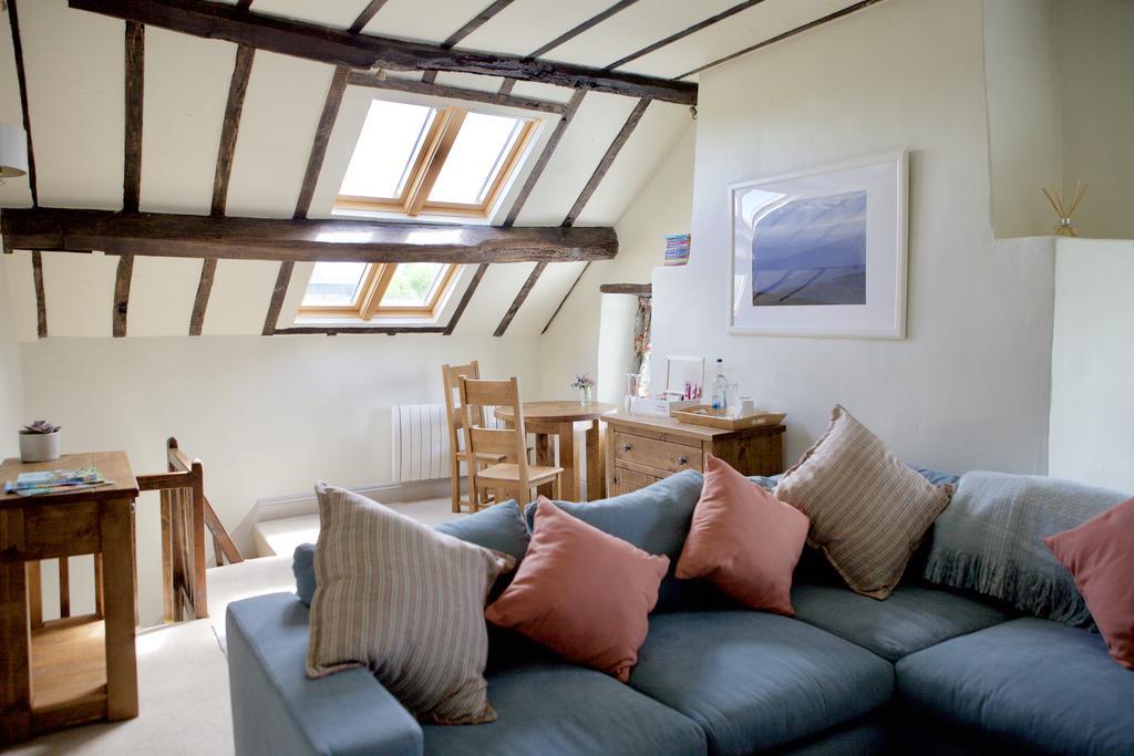 Coach House Bishop's Castle Room photo